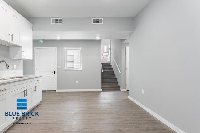 Building Photo - 1166 1/2 W 29th St-1166 1/2 Unit 1166 1/2