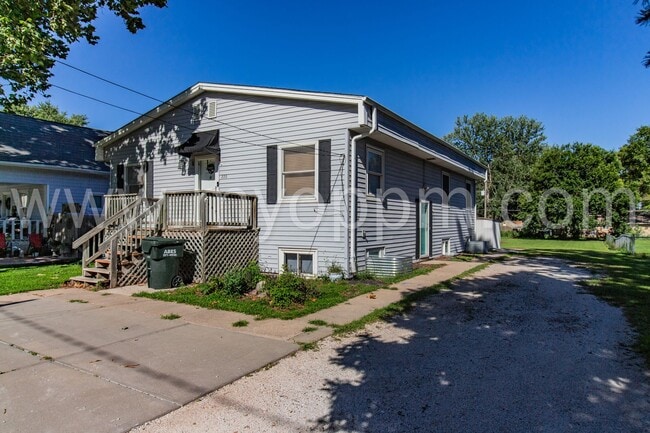 Photo - Gorgeous 3 Bedroom / 1 Bathroom Duplex | Gretna