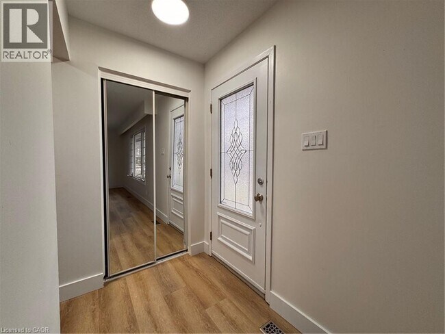 Photo - 23 Arrowhead Crescent Unit Upper