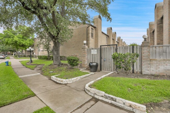 Photo - 9850 Pagewood Ln Unidad 1208 Rental