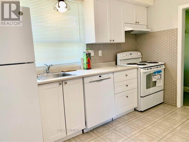 Photo - 74 Vanbrugh Ave