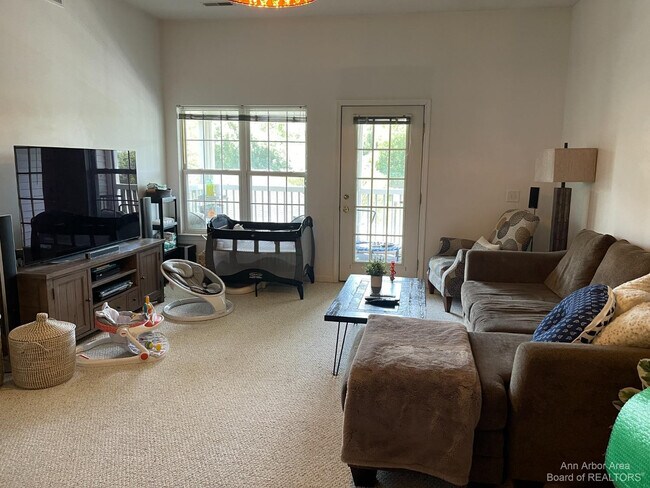Photo - 1085 Joyce Ln