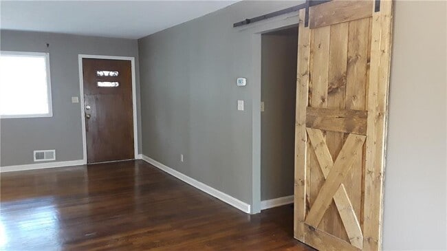 Photo - 1914 Shalimar Dr NE