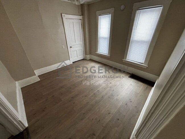 Photo - 635 Lafayette Ave NE