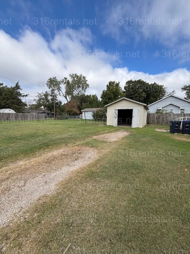 Photo - 405 Hillcrest St