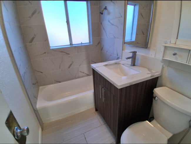 Unit 6 Bathroom - 6565 Segovia Rd
