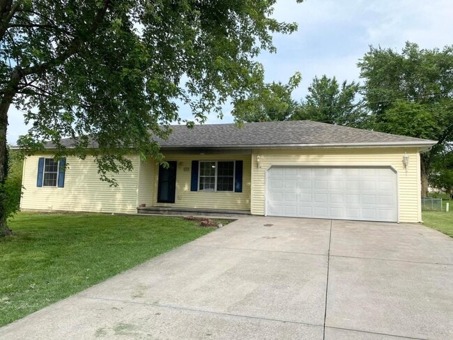 Building Photo - 3 Bed 2 Bath 2 Car Garage plus Bonus Room Available July 31, 2023
