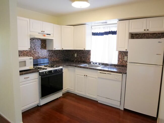 Photo - One Bedroom Condo located in Gardens At Owings Mills! - RENT SPECIAL Unidad L