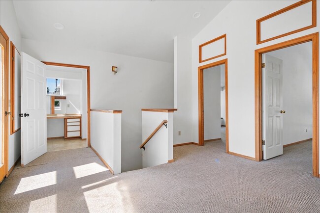 Photo - 561 Luneta Dr