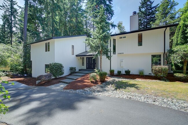 5Bd/2.5Ba Kirkland Home - 5Bd/2.5Ba Kirkland Home