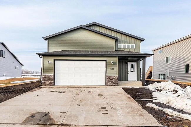 Building Photo - 4 Bedroom 2 Bathroom House