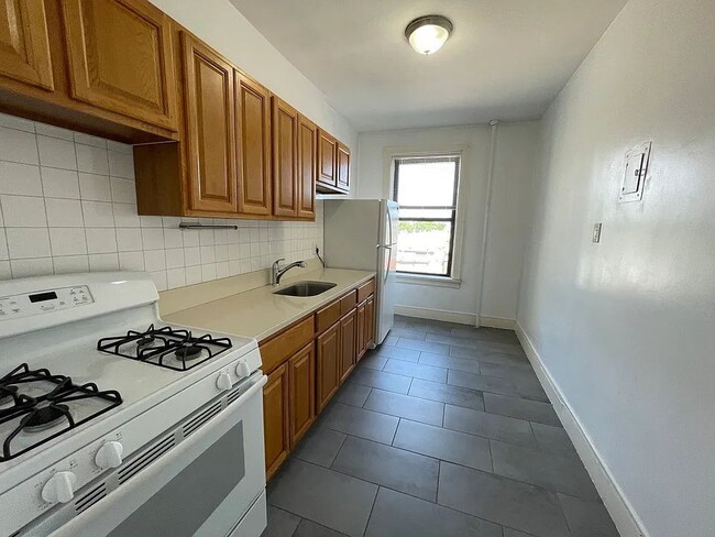 Building Photo - Beautiful and very spacious one-bedroom located in a charming building. Unit 3G