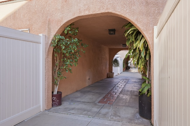 Photo - 7924 Woodman Ave Unidad 33