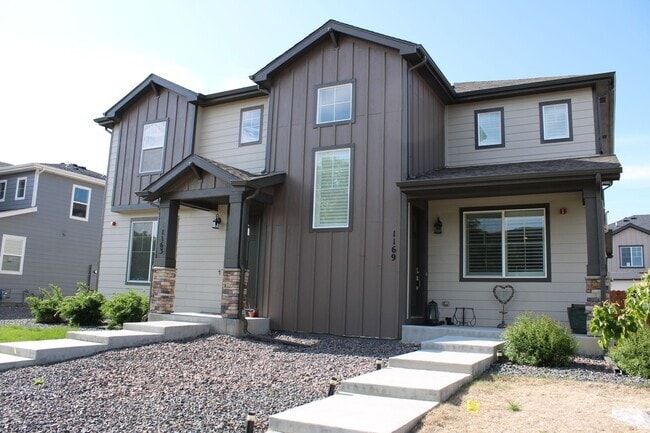Building Photo - Stunning 3 Bedroom Townhouse