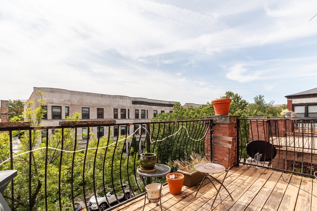 Building Photo - 910 W Belle Plaine Ave Unit 2 Rental