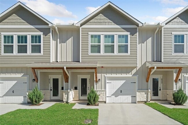 Building Photo - 800 N Thompson St