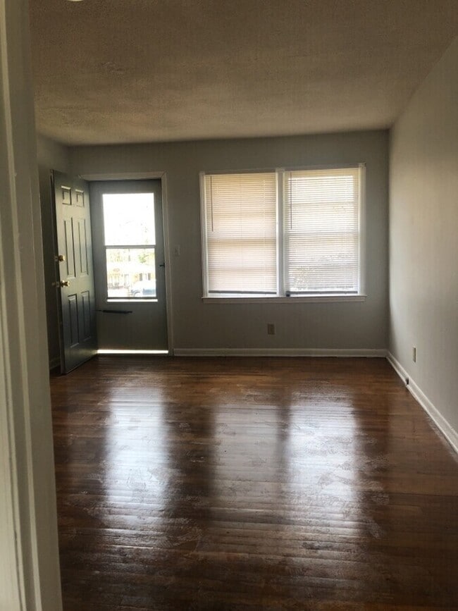 Building Photo - 2 Bedroom 1 Bathroom Rental