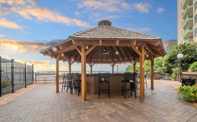 Bar Tiki - 501 Slaters Ln Unidad 508