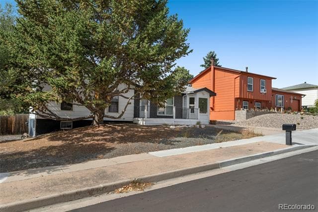 28 Frost Ln