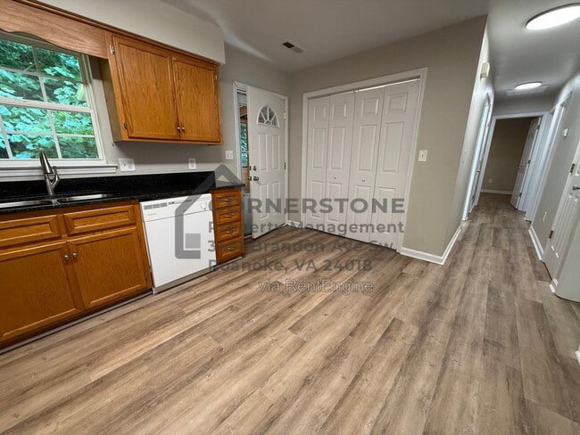 Photo - 1662 McCauley Ave