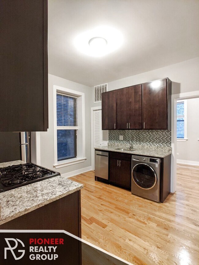 Photo - 635 W Oakdale Ave