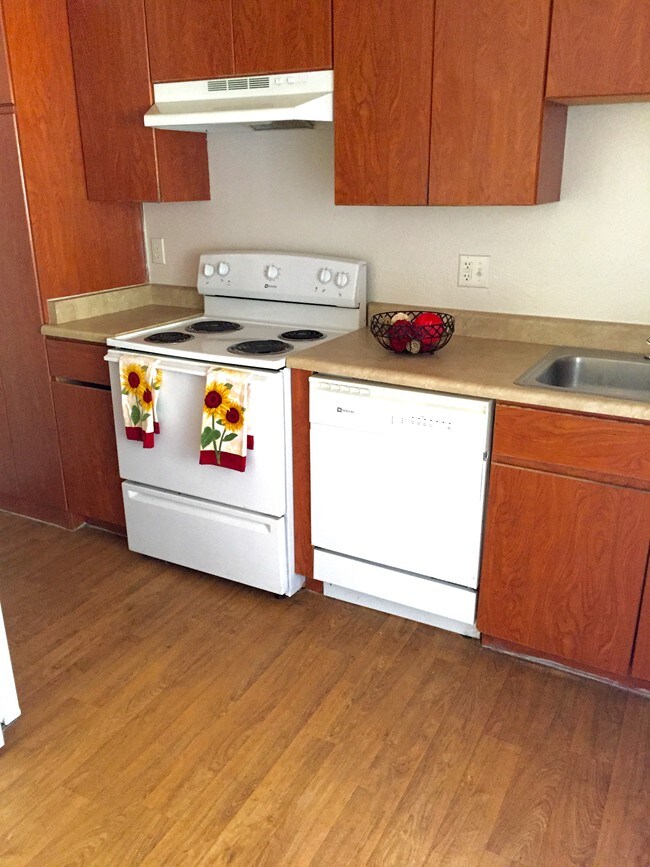 Crystal Pointe Apartments - Crystal Pointe Apartments