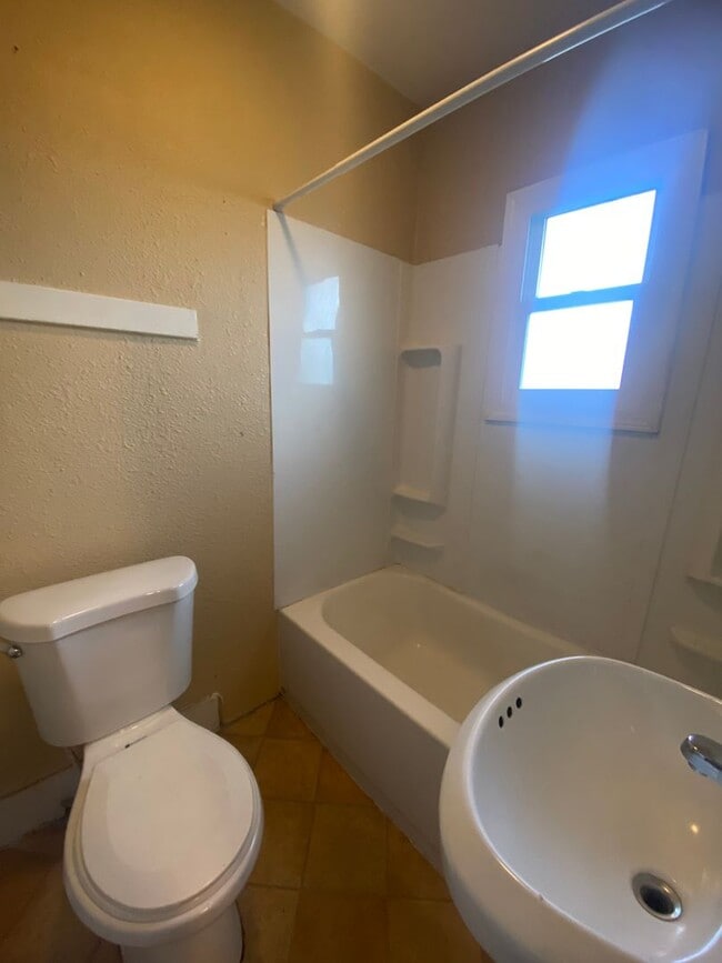 Building Photo - L205 Unit 205 1/2