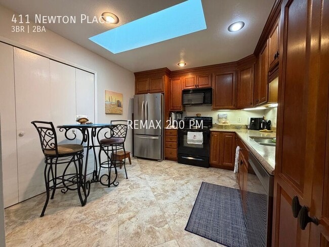 Photo - 411 Newton Pl