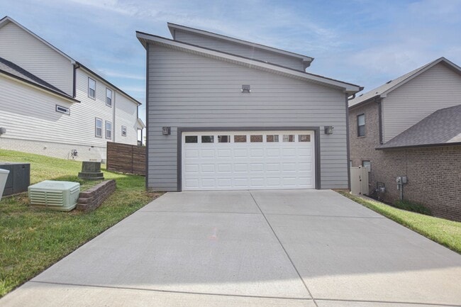 Photo - Modern Three Bedroom!