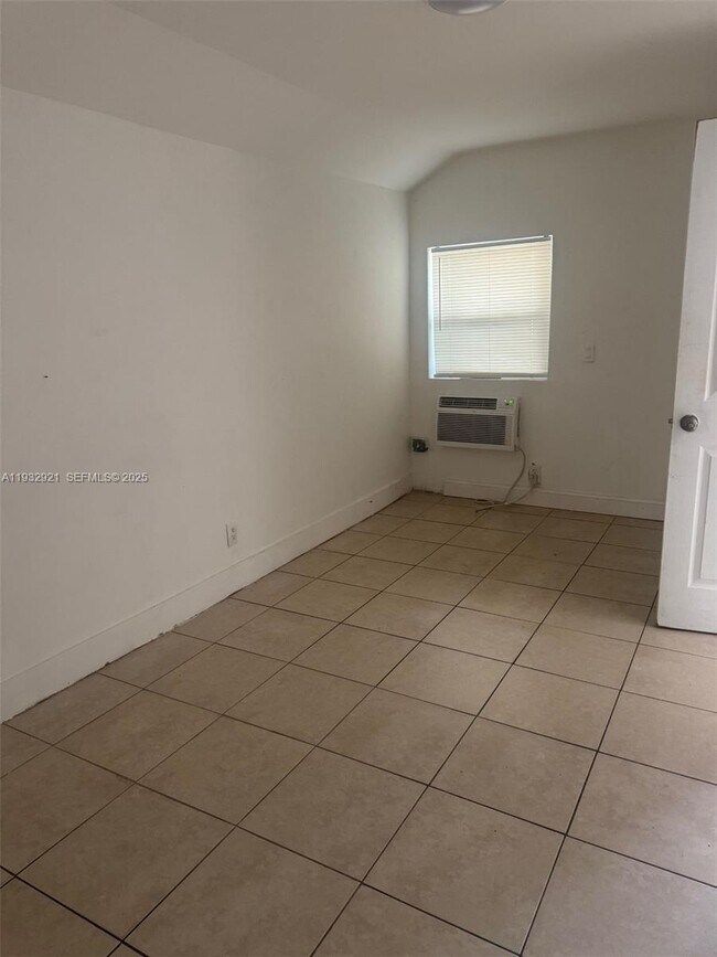 Photo - 611 S 24th Ave Unidad 3