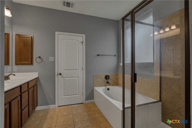 Photo - 240 Oak Creek Way