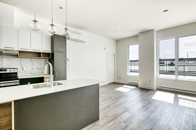 Building Photo - 9675 Av. Papineau Unit 501