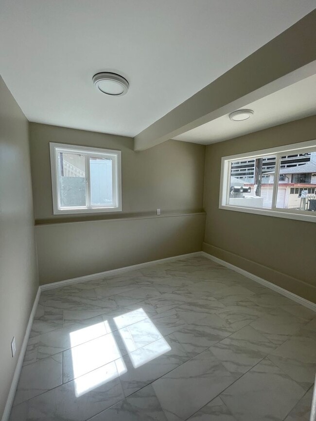 Building Photo - 3 bedrooms, 4 baths and attached Studio in...