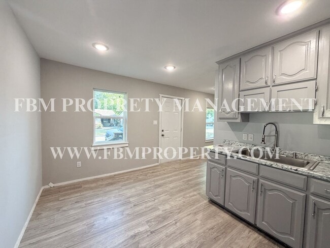 103 E Allyn Ave