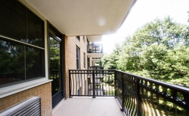 Photo - 2030 N Adams St