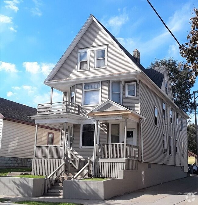 Building Photo - Remodeled & Spacious 4 Bedroom Lower Duple... Rental