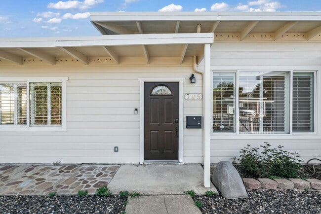 Building Photo - Move-In Ready Gem with Convenient Location