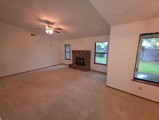 Photo - Charming Single-Story Home in Lincoln - Av...
