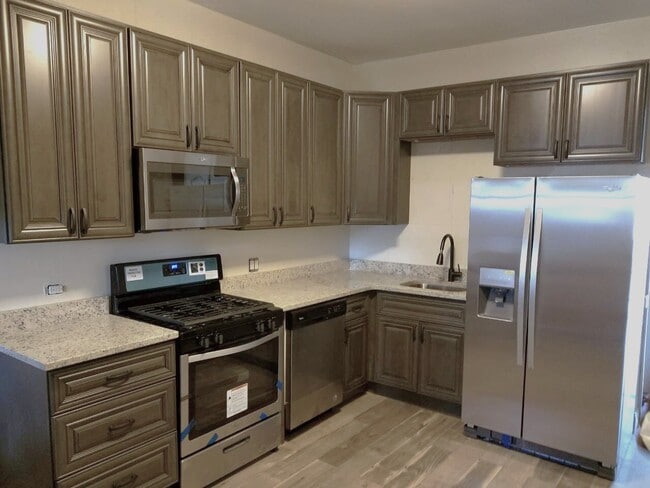 Building Photo - 3316 W Hutchinson St Unit 3