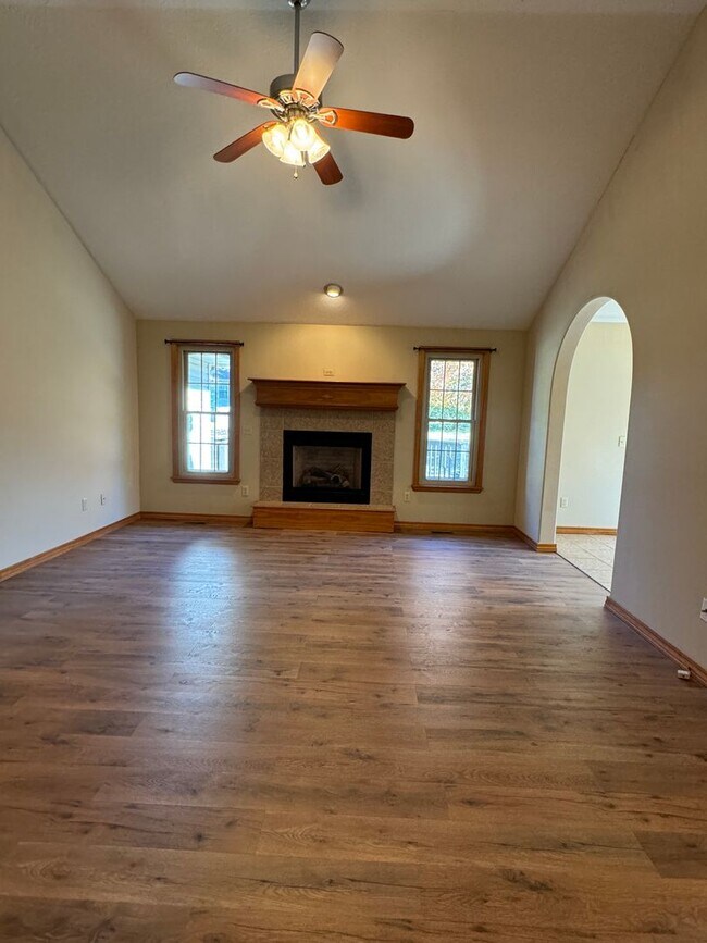 3 Bed 2 Bathroom 2 car garage Stove,... House House Rental in