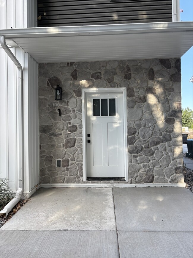 Building Photo - 824 E Sunnyside Rd Rental