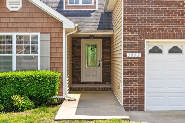 Photo - 3 Bedroom 2 Bath Pet Friendly Home For Ren...