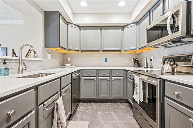 Photo - 143 Aberdeen Dr
