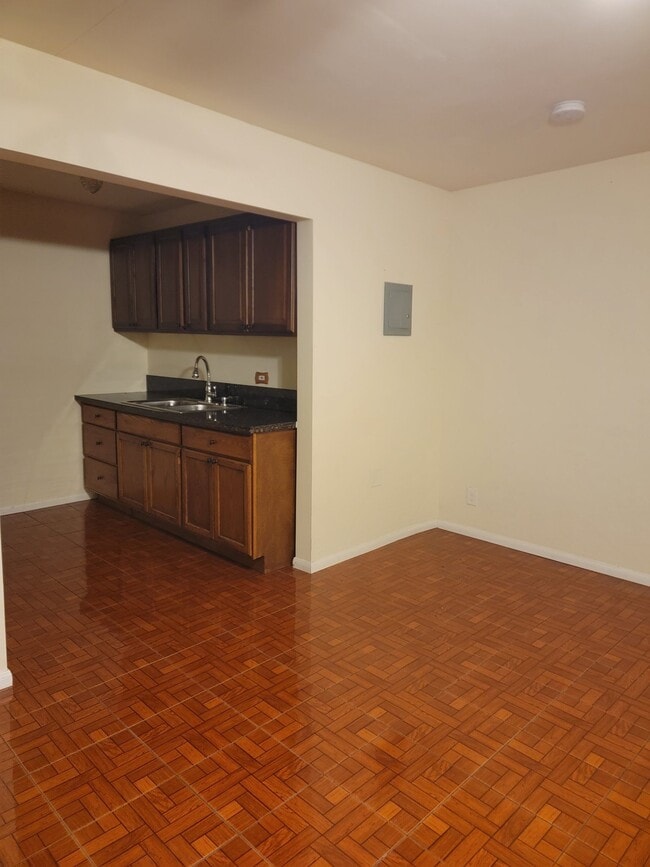 206 W Cedar Ave