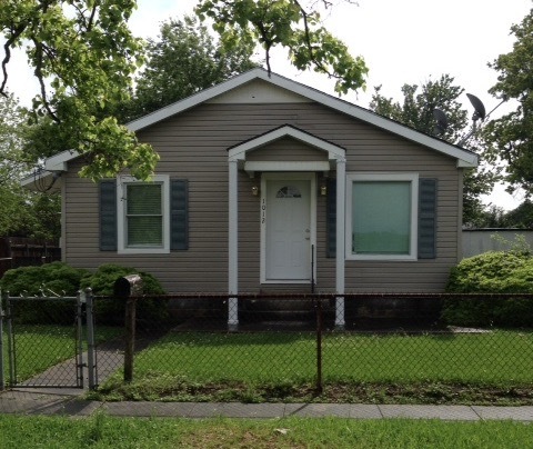 large front yard and backyard with off street parking - 1012 Merrill St House