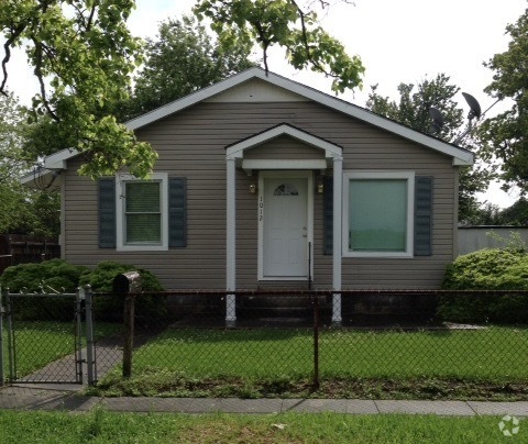 large front yard  and backyard with off street parking - 1012 Merrill St Rental