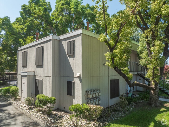 Building - Iron Horse Apartments