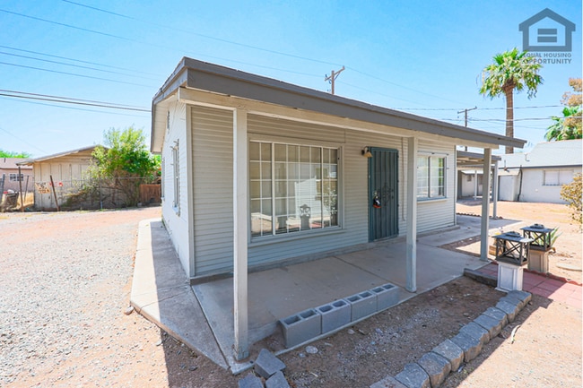 1Bed/1Bath House at 32nd St/Thomas! Ready for Immediate Move-In! -- NO HOA!