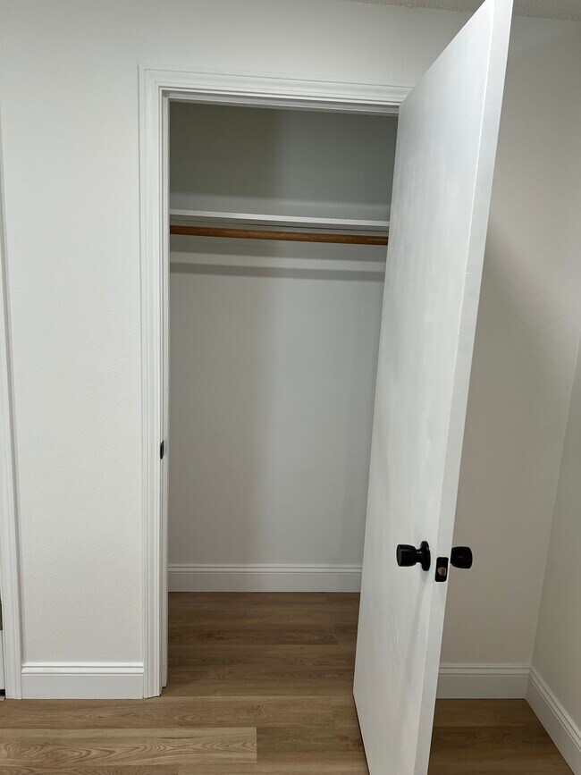 Armario para abrigos en la sala de estar - 14310 NE 14th Cir