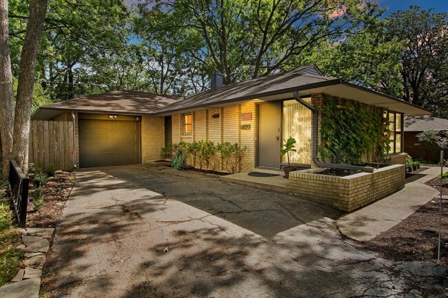 Building Photo - 435 Lynn Terrace